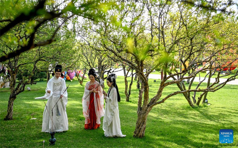 Touristen in traditioneller Kleidung vergnügen sich im Tang-Paradies in Xi'an, das auf dem Gelände des ursprünglichen Kaisergartens aus der Tang-Dynastie (618-907) errichtet wurde. (Foto vom 11. April 2024, Xinhua/ Zou Jingyi)